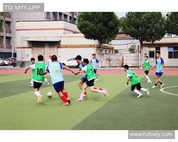 在阳光下追逐梦想的童年足球岁月与纯真回忆